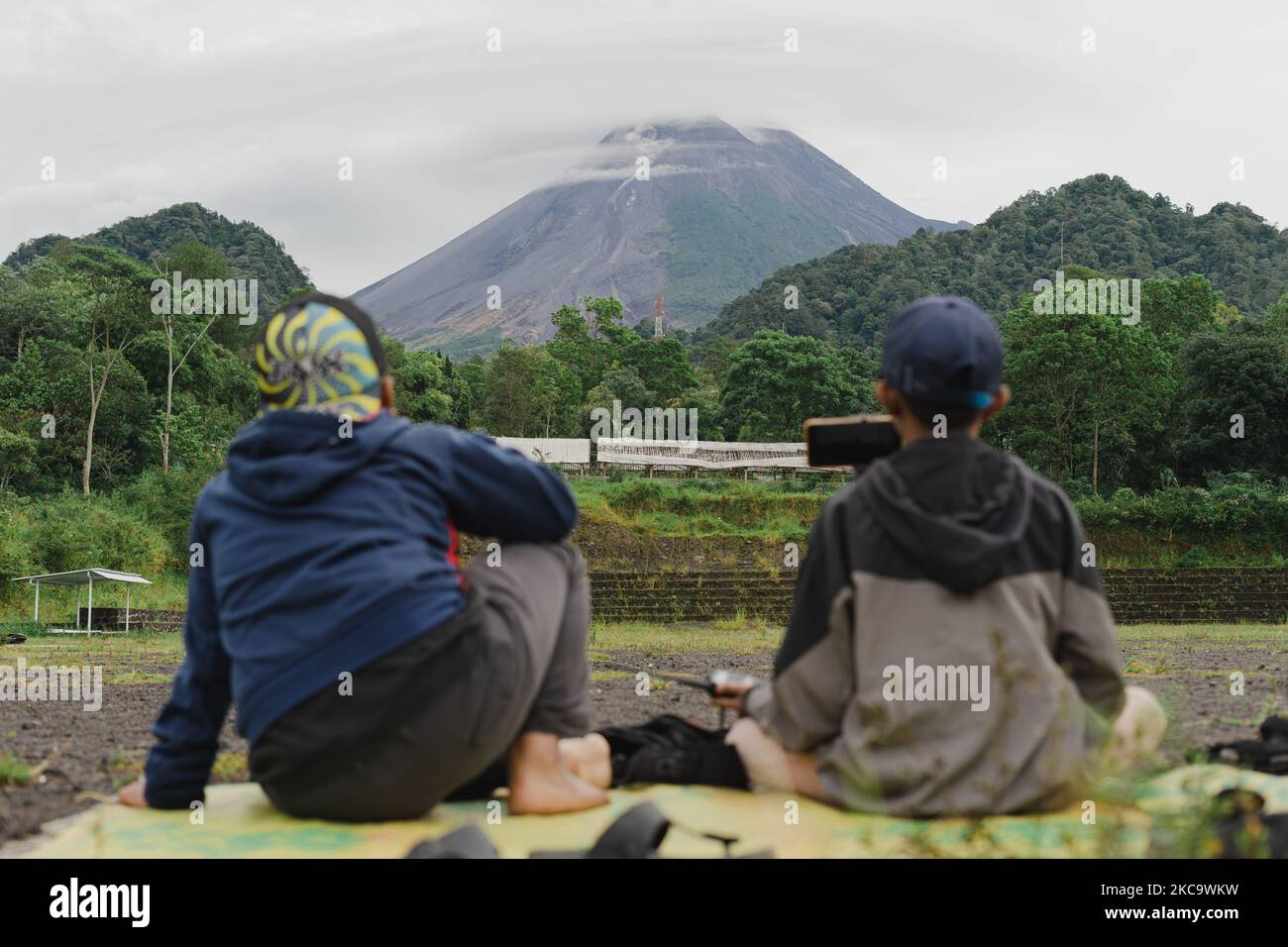 Bewohner des Berges Merapi, der am 24. Februar 2021 in Yogyakarta, Indonesien, Rauch freisetzt, während die vulkanische Aktivität zunimmt. Der 2968 Meter hohe Berg Merapi gilt als der aktivste Vulkan Indonesiens. (Foto von Galih Yoga/NurPhoto) Stockfoto