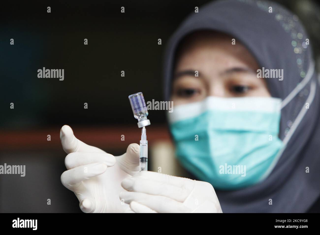 Ein Gesundheitsmitarbeiter bereitet sich darauf vor, während einer Massenimpfung in Bogor am 25. Februar 2021 eine Dosis COVID-19 zu injizieren. Indonesien hat die zweite Phase einer nationalen COVID-19-Impfkampagne gestartet, 1.363.138 Menschen in Indonesien wurden mit einem Impfstoff geimpft. (Foto von Adriana Adie/NurPhoto) Stockfoto