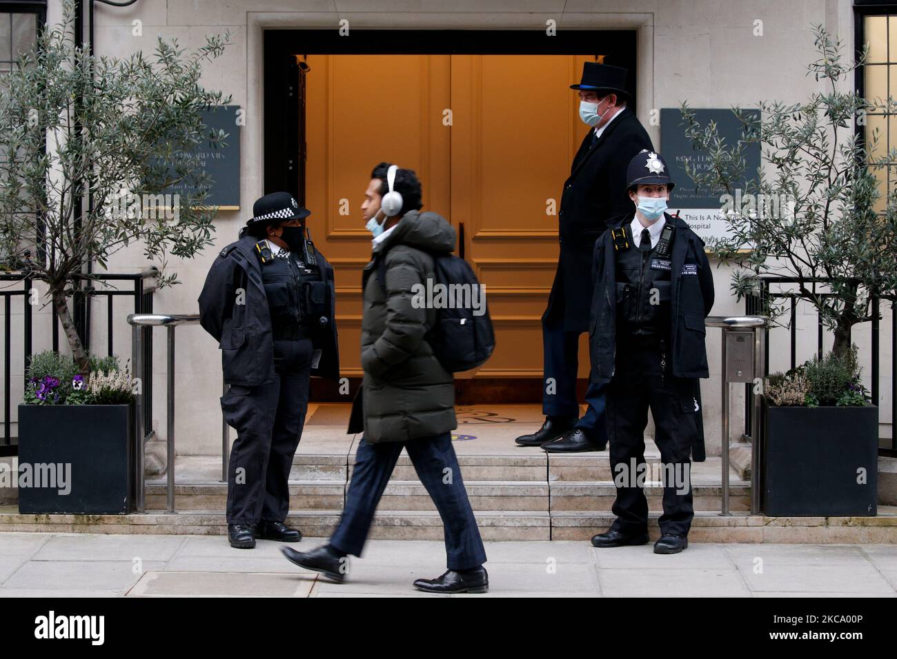 Polizeibeamte stehen Wache vor dem King Edward VII Hospital, wo der britische Prinz Philip, der Herzog von Edinburgh, am 25. Februar 2021 in London, England, weiterhin medizinische Versorgung erhält. Prinz Philip, Ehemann der britischen Königin Elizabeth II., wurde letzte Woche ins Krankenhaus eingeliefert, nachdem er sich unwohl gefühlt hatte. (Foto von David Cliff/NurPhoto) Stockfoto