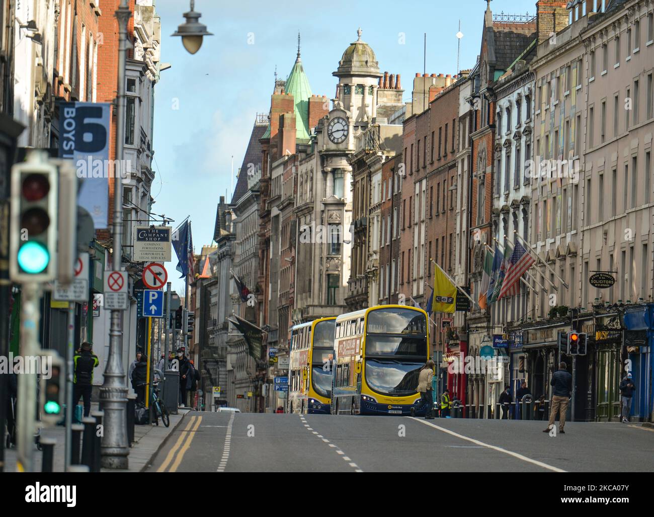 Öffentliche Busse von Dublin, die während der Covid-19-Sperre auf Level 5 in einer leeren Dame Street in Dublin gesehen wurden. Am Donnerstag, den 25. Februar 2021, in Dublin, Irland. (Foto von Artur Widak/NurPhoto) Stockfoto