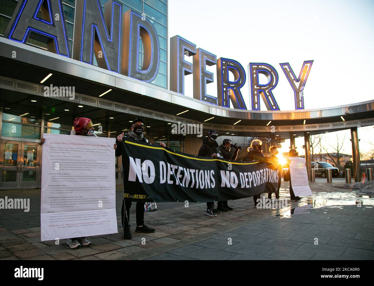 Rise and Resist veranstaltete am 25. Februar 2021 eine Mahnwache vor dem Staten Island Ferry Terminal, in der die Regierung Biden aufgerufen wurde, die Festnahme und Deportation von Einwanderern dauerhaft einzustellen, CBP und EIS abzubauen und einen Weg zur Staatsbürgerschaft für alle zu schaffen. (Foto von Karla Ann Cote/NurPhoto) Stockfoto