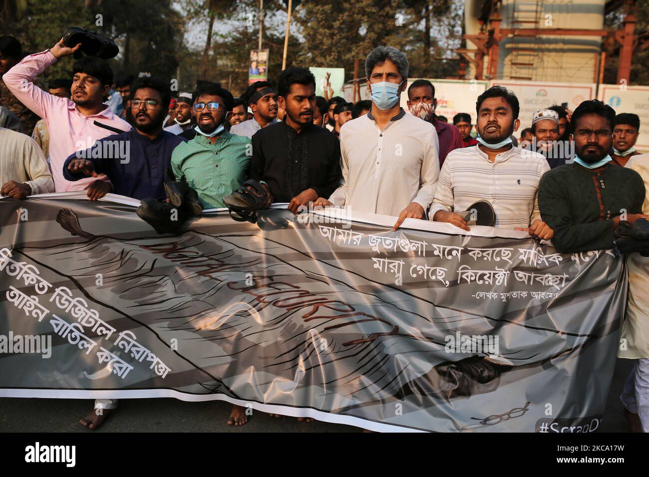 Studenten und Aktivisten nehmen an einer Prozession Teil, während sie gegen den Tod des bangladeschischen Schriftstellers Mustak Ahmed im Gefängnis protestieren, der am 26. Februar 2021 im Rahmen des digitalen Sicherheitsakts in Dhaka, Bangladesch, verhaftet wurde. (Foto von Syed Mahamudur Rahman/NurPhoto) Stockfoto