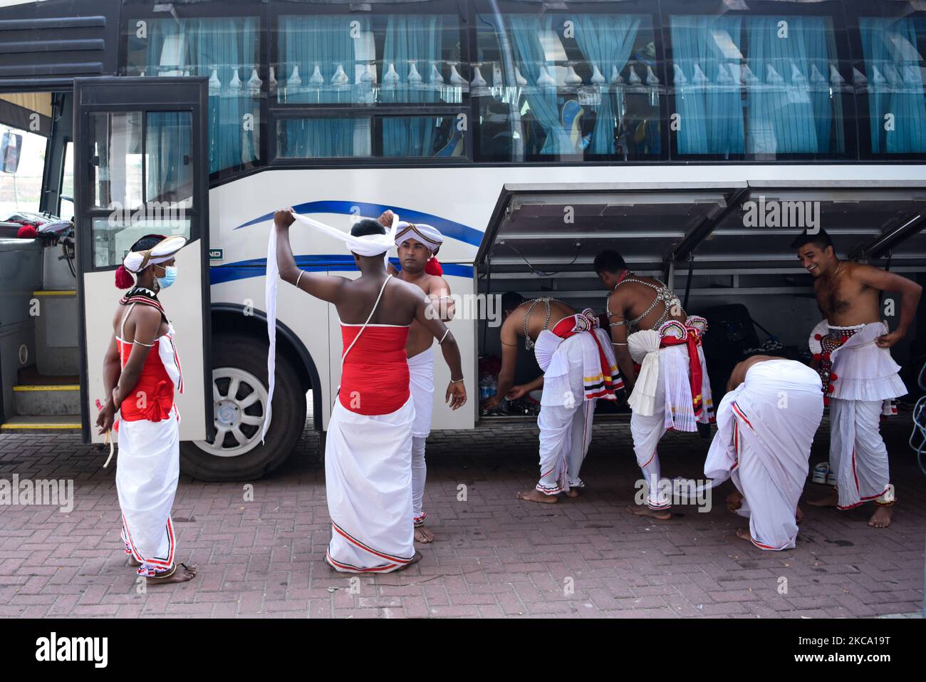 Traditionelle Tänzer Sri Lankas bereiten sich auf das NaWaM Perahara Festival in Colombo vor 26. Februar 2021 (Foto: Akila Jayawardana/NurPhoto) Stockfoto