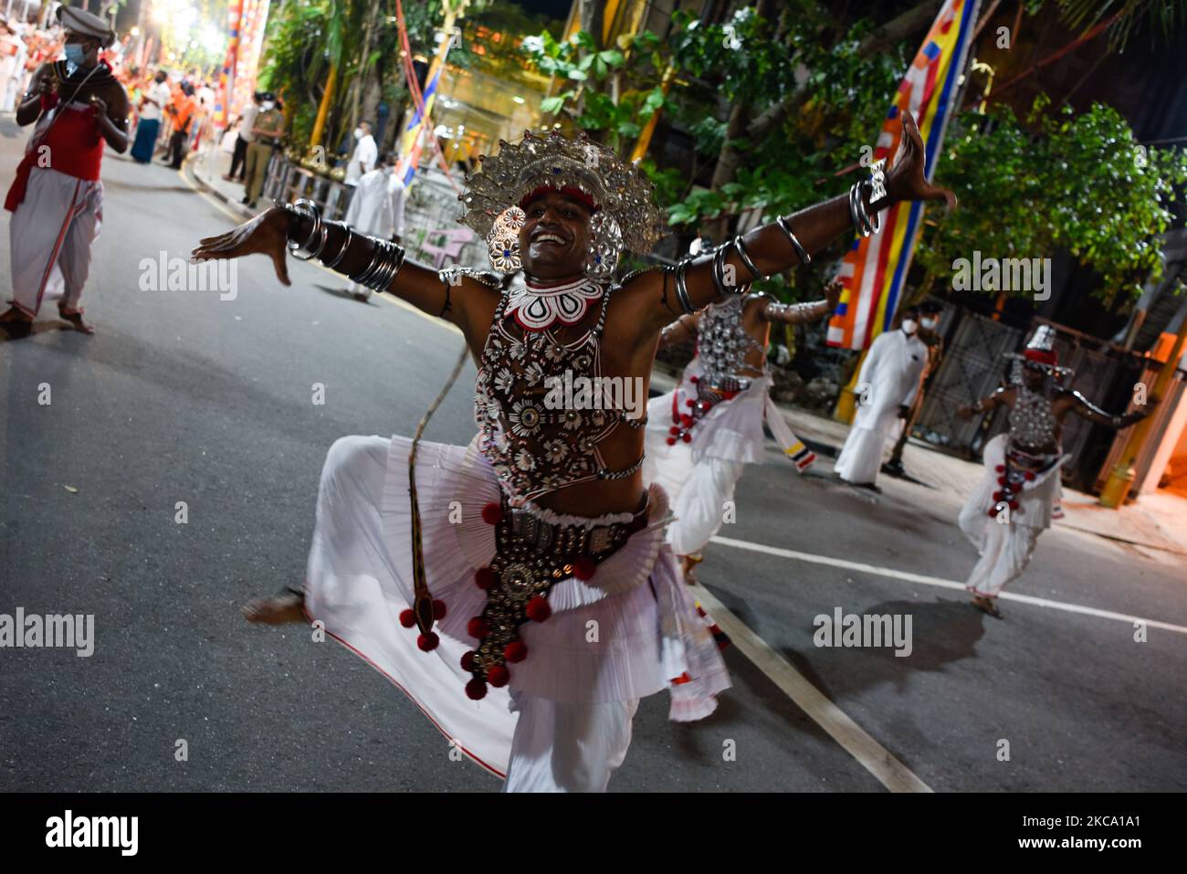 Traditionelle Tänzerin aus Sri Lanka tritt am 26. Februar 2021 vor dem Gangaramaya-Tempel während des NaWaM Perahara in Colombo auf (Foto: Akila Jayawardana/NurPhoto) Stockfoto