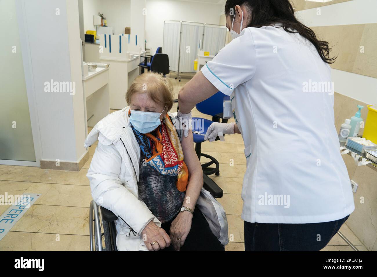 Una mujer Mayor recibe una vacuna de Pfizer durante una de las jornadas de Vacunaciones a personas mayores de 80 años en el Centro de Salud Vargas en Santander, Spanien, am 26. Februar 2021. SANTANDER 26-02-2021 (Foto von Joaquin Gomez Sastre/NurPhoto) Stockfoto