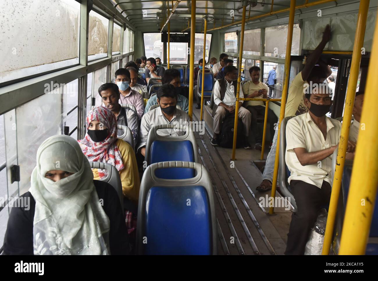 Passagiere reisen in einem öffentlichen Bus in Kalkutta, Indien, 27. Februar 2021. Nach einem Sturz in eine mit dem Coronavirus angeheizte Rezession im dritten Quartal dürfte Indiens Wirtschaft in den drei Monaten bis Dezember wieder auf Wachstumskurs sein, so ein indischer Medienbericht. (Foto von Indranil Aditya/NurPhoto) Stockfoto