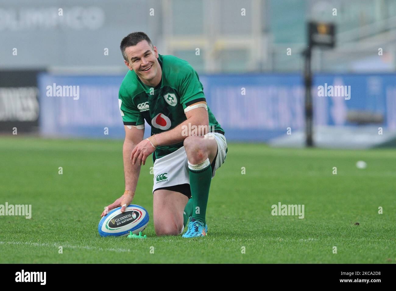 Die Nummer 10 und der irische Kapitän Jonathan Sexton lachten während des Guinness Six Nations Rugby Championship-Spiels 2021 zwischen Italien und Irland im Olimpic Stadium (Stadio Olimpico) in Rom, Italien, am 27. Februar 2021. Das Spiel wird wegen der Pandemie von Covid19 hinter verschlossenen Türen gespielt. (Foto von Lorenzo Di Cola/NurPhoto) Stockfoto