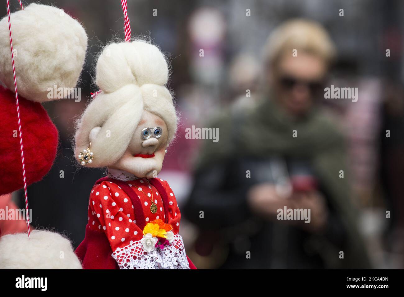 Martenitsi am 28. Februar 2021 auf einem Open-Air-Markt in Sofia, Bulgarien. Jedes Jahr am 1.. März feiert das bulgarische Volk eine jahrhundertealte Tradition, den Tag der Baba Marta, die mit dem Aussenden des Winters und dem Empfang des herannahenden Frühlings zusammenhängt. Martenitsa besteht aus roten und weißen Fäden – Wolle, Seide oder Baumwolle. (Foto von Hristo Vlacev/NurPhoto) Stockfoto