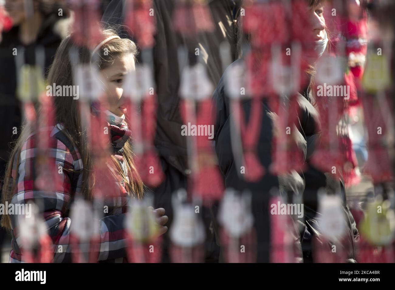 Martenitsi am 28. Februar 2021 auf einem Open-Air-Markt in Sofia, Bulgarien. Jedes Jahr am 1.. März feiert das bulgarische Volk eine jahrhundertealte Tradition, den Tag der Baba Marta, die mit dem Aussenden des Winters und dem Empfang des herannahenden Frühlings zusammenhängt. Martenitsa besteht aus roten und weißen Fäden – Wolle, Seide oder Baumwolle. (Foto von Hristo Vlacev/NurPhoto) Stockfoto