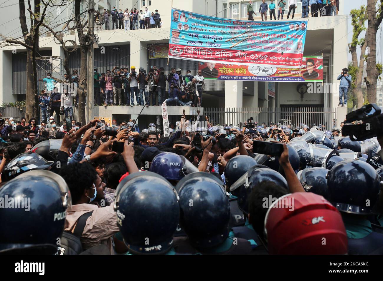 Aktivisten der linken Parteien rufen während einer Demonstration am 01. März 2021 in Dhaka, Bangladesch, nach dem Tod des bangladeschischen Schriftstellers Mustak Ahmed im Gefängnis, der aufgrund des Gesetzes über digitale Sicherheit verhaftet wurde, Slogans auf. (Foto von Syed Mahamudur Rahman/NurPhoto) Stockfoto