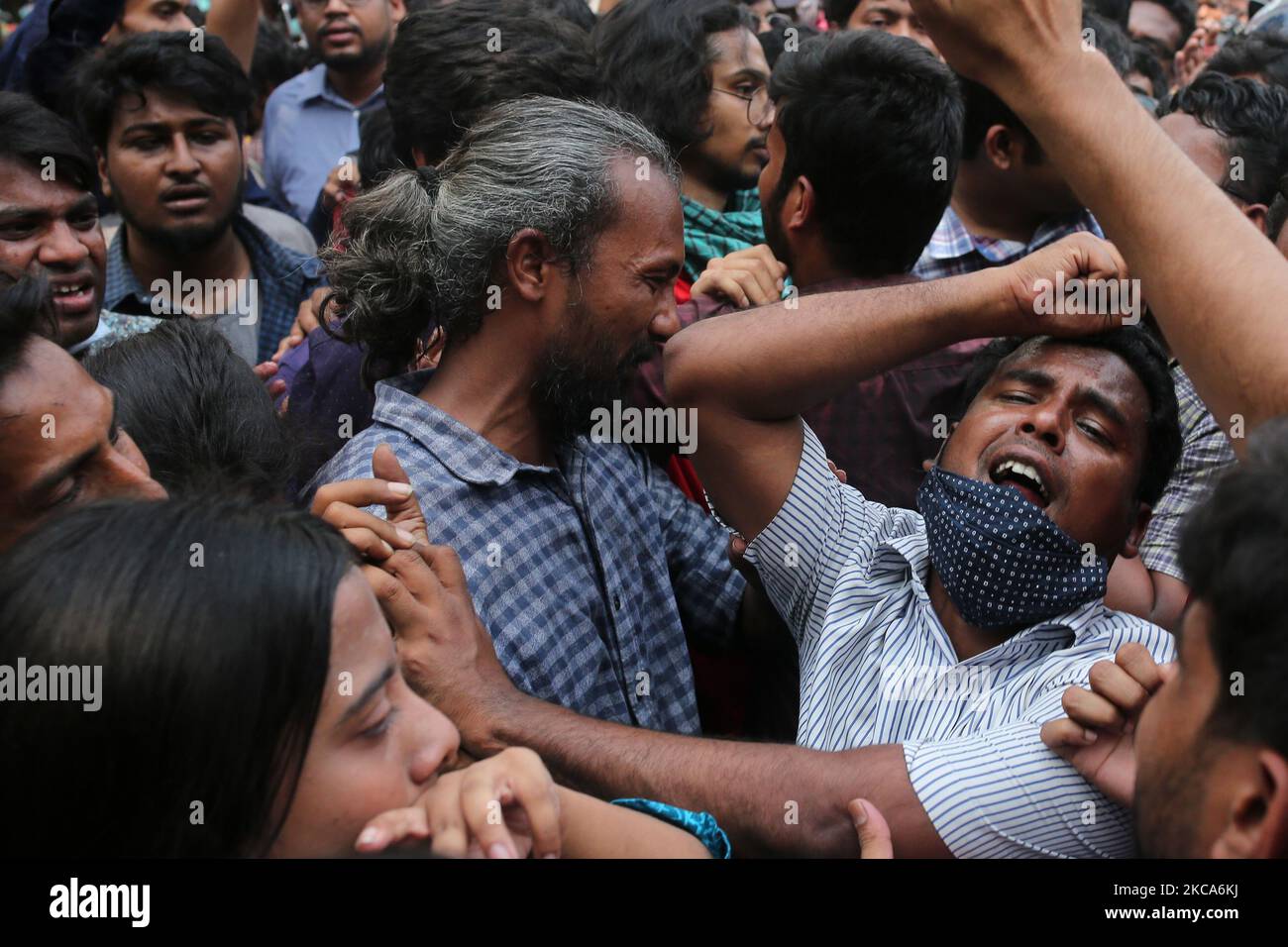 Aktivisten der linken Parteien rufen während einer Demonstration am 01. März 2021 in Dhaka, Bangladesch, nach dem Tod des bangladeschischen Schriftstellers Mustak Ahmed im Gefängnis, der aufgrund des Gesetzes über digitale Sicherheit verhaftet wurde, Slogans auf. (Foto von Syed Mahamudur Rahman/NurPhoto) Stockfoto