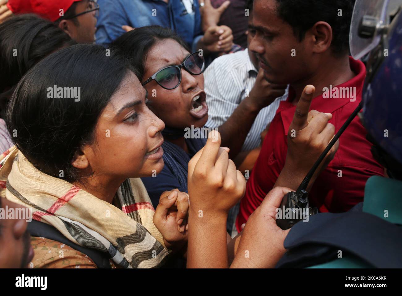 Aktivisten der linken Parteien rufen während einer Demonstration am 01. März 2021 in Dhaka, Bangladesch, nach dem Tod des bangladeschischen Schriftstellers Mustak Ahmed im Gefängnis, der aufgrund des Gesetzes über digitale Sicherheit verhaftet wurde, Slogans auf. (Foto von Syed Mahamudur Rahman/NurPhoto) Stockfoto