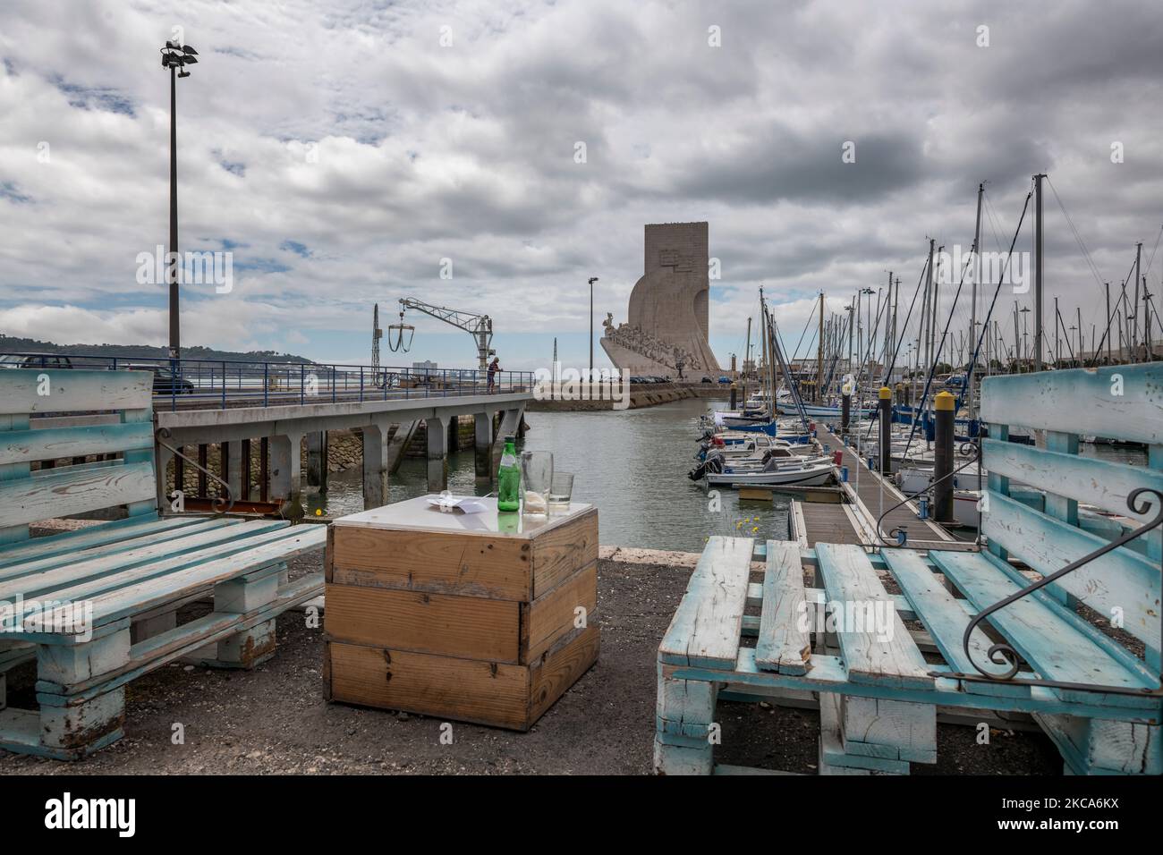 Bänke, Tische und Hocker aus recycelten Holzpaletten in einer Bar im Yachthafen von Lissabon in der Nähe des Turms von Belen Stockfoto