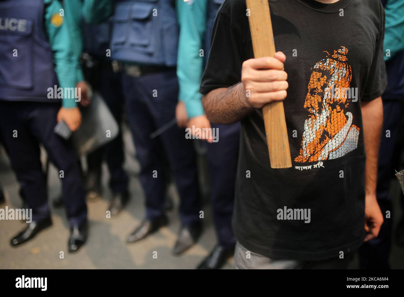 Ein Aktivist der linken Parteien hält ein Plakat, während er an einem protestmarsch während einer Demonstration in Dhaka, Bangladesch, am 01. März 2021 teilnimmt, nach dem Tod eines bangladeschischen Schriftstellers Mustak Ahmed im Gefängnis, der aufgrund des Gesetzes über digitale Sicherheit verhaftet wurde. (Foto von Syed Mahamudur Rahman/NurPhoto) Stockfoto