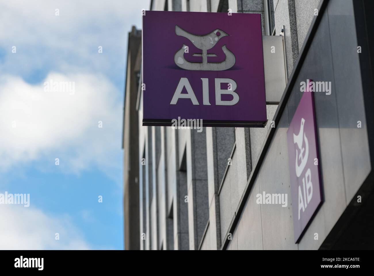 Ein AIB-Logo, das während der COVID-19-Sperre auf Level 5 im Stadtzentrum von Dublin zu sehen war. Die Bank of Ireland wird 103 Filialen in ganz Irland schließen, da die Beschleunigung des digitalen Bankwesens nun ihren „kritischen Punkt“ erreicht hat. Insgesamt werden 88 Filialen in der Republik Irland schließen, die 169 verlassen werden, und 15 Filialen in Nordirland werden die 13 schließen. Am Montag, den 1. März 2021, in Dublin, Irland. (Foto von Artur Widak/NurPhoto) Stockfoto