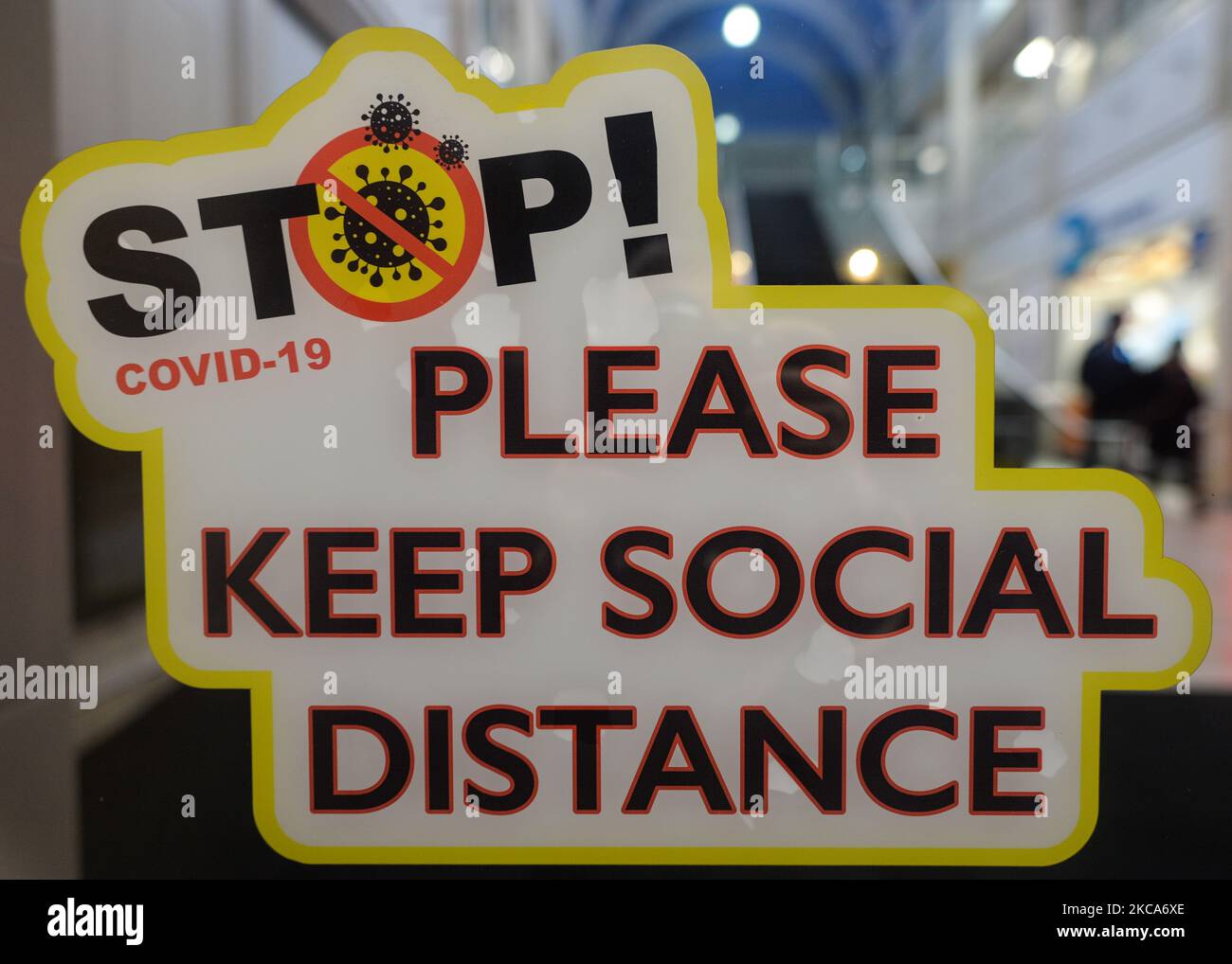 Ein Aufkleber „Bitte halten Sie die soziale Distanz“, der während der Covid-19-Sperre auf Ebene 5 am Eingang des Swan-Einkaufszentrums in Rathmines zu sehen ist. Am Montag, den 1. März 2021, in Dublin, Irland. (Foto von Artur Widak/NurPhoto) Stockfoto