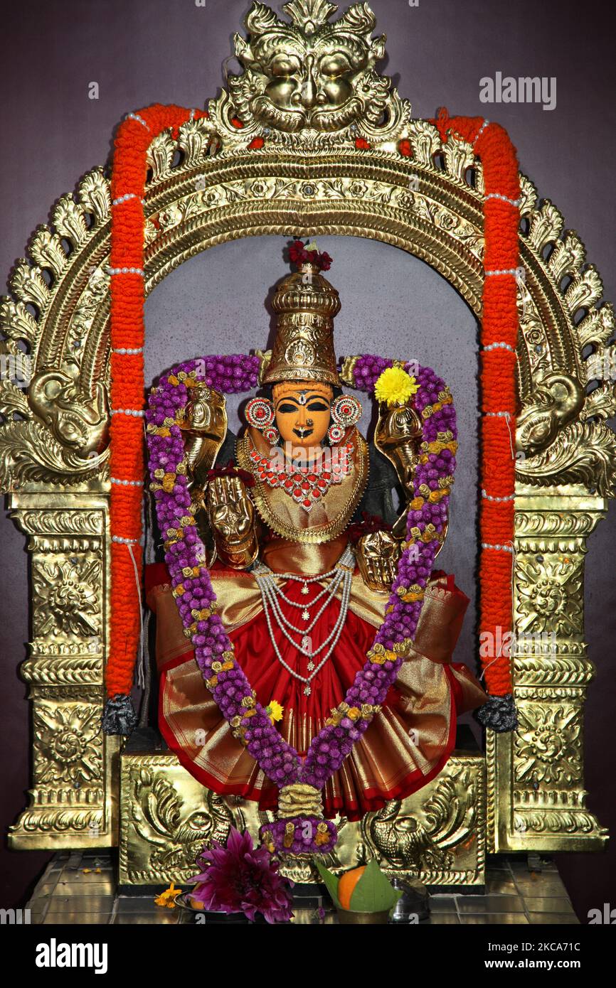 Geschmücktes Idol der Hindu-Göttin Lakshmi in einem tamilischen Hindu-Tempel in Ontario, Kanada. Lakshmi (Laxmi) ist die hinduistische Göttin des Reichtums und Wohlstands. (Foto von Creative Touch Imaging Ltd./NurPhoto) Stockfoto