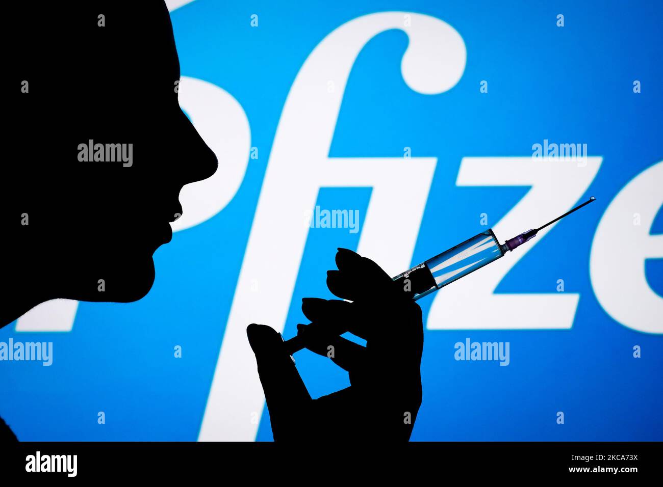 Das Pfizer-Logo ist mit einer Spritze und einer Nadel auf dieser Fototafel am 1. März 2021 in Warschau, Polen, zu sehen. Pfizer geht davon aus, die für die Herstellung einer Charge COVID-19-Impfstoff benötigte Zeit von 110 Tagen auf durchschnittlich 60 Tage nahezu zu halbieren, da der Prozess dadurch effizienter wird und die Produktion ausgebaut wird, teilte das Unternehmen heute den USA mit. (Foto von Jaap Arriens/NurPhoto) Stockfoto