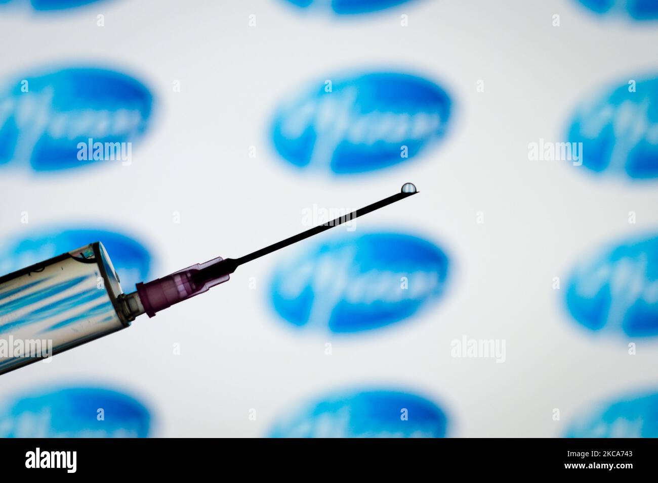 Das Pfizer-Logo ist mit einer Spritze und einer Nadel auf dieser Fototafel am 1. März 2021 in Warschau, Polen, zu sehen. Pfizer geht davon aus, die für die Herstellung einer Charge COVID-19-Impfstoff benötigte Zeit von 110 Tagen auf durchschnittlich 60 Tage nahezu zu halbieren, da der Prozess dadurch effizienter wird und die Produktion ausgebaut wird, teilte das Unternehmen heute den USA mit. (Foto von Jaap Arriens/NurPhoto) Stockfoto