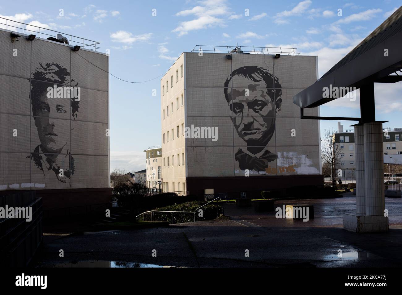 Chanteloup-les-Vignes, Frankreich, 4. Februar 2021. Ein mit Gemälden der Dichter Arthur Rimbaud und Baudelaire dekoriertes Gebäude auf dem emblematischen Platz der Stadt La Noe. Dieser Stadtteil, der vom Architekten Emile Aillaud als Utopie gedacht wurde, wurde in den Jahren 90s schnell zu einem Alptraum mit Arbeitslosigkeit, Gewalt und Drogenhandel. Seitdem ist die Stadt eine der ersten, die von dem Stadterneuerungsprogramm profitiert hat, das 2003 vom Minister für Stadtentwicklung, Jean-Louis Borloo, ins Leben gerufen wurde. (Foto von Emeric Fohlen/NurPhoto) Stockfoto