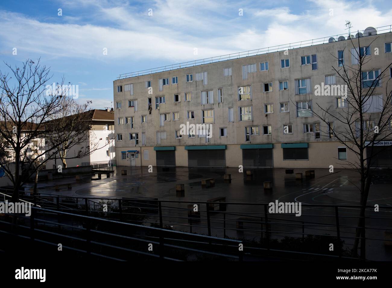 Chanteloup-les-Vignes, Frankreich, 4. Februar 2021. Ein Gebäude in der Stadt La Noe. Dieser Stadtteil, der vom Architekten Emile Aillaud als Utopie gedacht wurde, wurde in den Jahren 90s schnell zu einem Alptraum mit Arbeitslosigkeit, Gewalt und Drogenhandel. Seitdem ist die Stadt eine der ersten, die von dem Stadterneuerungsprogramm profitiert hat, das 2003 vom Minister für Stadtentwicklung, Jean-Louis Borloo, ins Leben gerufen wurde. (Foto von Emeric Fohlen/NurPhoto) Stockfoto