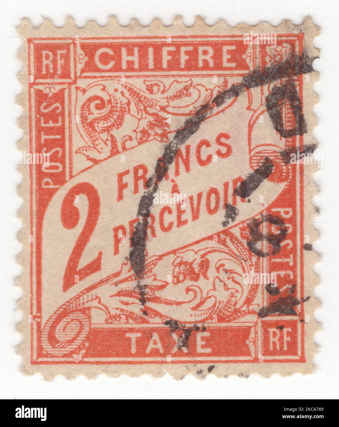 FRANKREICH - 1910: Eine rot-orange Briefmarke mit 2 Franken, die Ziffern mit floralem Ornament zeigt Stockfoto