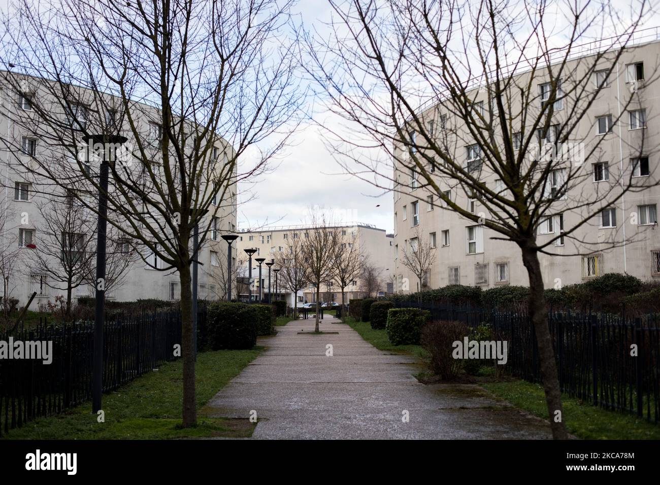 Chanteloup-les-Vignes, Frankreich, 4. Februar 2021. Ein Gebäude in der Stadt La Noe. Dieser Stadtteil, der vom Architekten Emile Aillaud als Utopie gedacht wurde, wurde in den Jahren 90s schnell zu einem Alptraum mit Arbeitslosigkeit, Gewalt und Drogenhandel. Seitdem ist die Stadt eine der ersten, die von dem Stadterneuerungsprogramm profitiert hat, das 2003 vom Minister für Stadtentwicklung, Jean-Louis Borloo, ins Leben gerufen wurde. (Foto von Emeric Fohlen/NurPhoto) Stockfoto