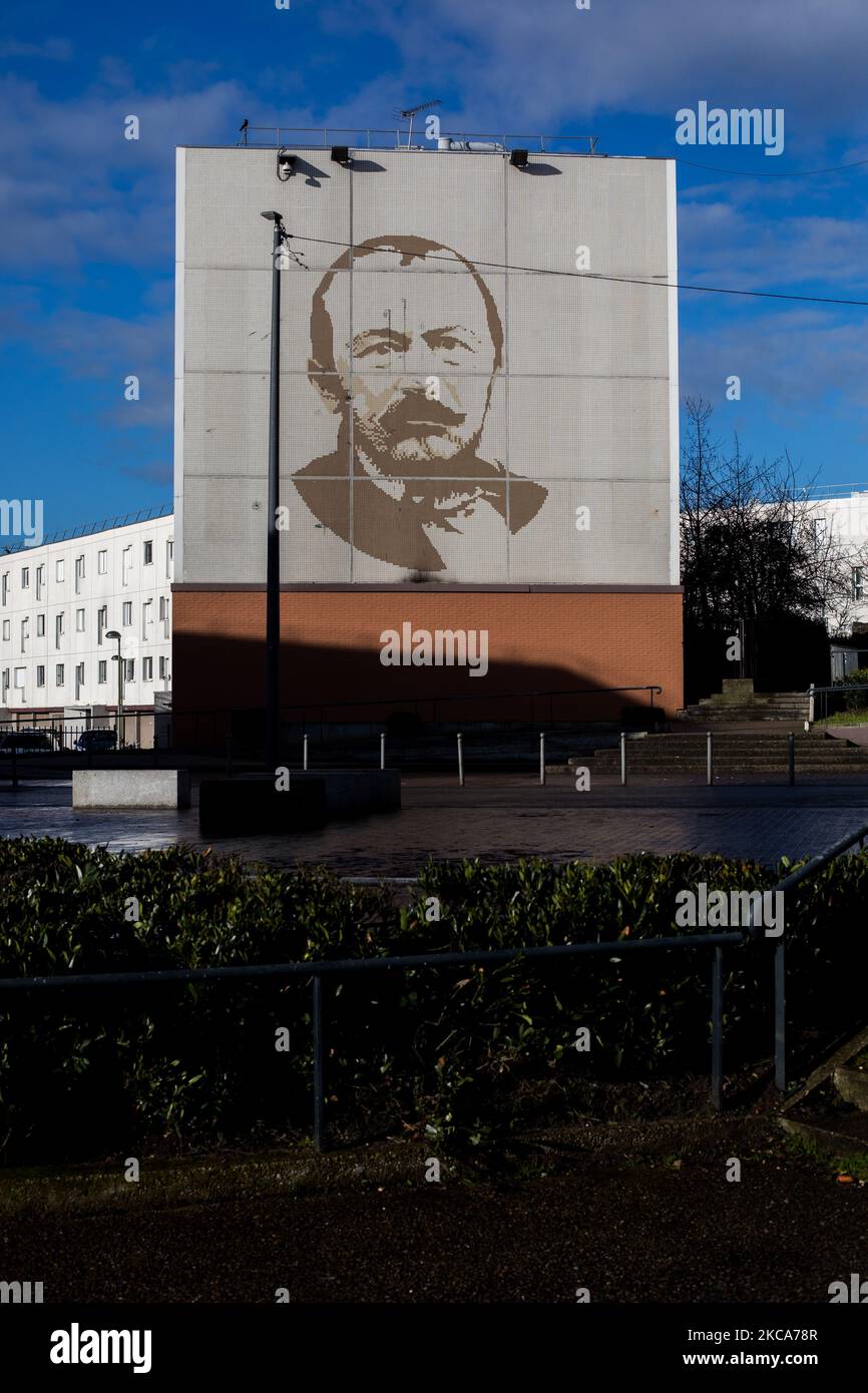 Chanteloup-les-Vignes, Frankreich, 4. Februar 2021. Ein Gebäude, das mit einem Gemälde des Dichters Gerard de Nerval auf dem emblematischen Platz der Stadt La Noe dekoriert ist. Dieser Stadtteil, der vom Architekten Emile Aillaud als Utopie gedacht wurde, wurde in den Jahren 90s schnell zu einem Alptraum mit Arbeitslosigkeit, Gewalt und Drogenhandel. Seitdem ist die Stadt eine der ersten, die von dem Stadterneuerungsprogramm profitiert hat, das 2003 vom Minister für Stadtentwicklung, Jean-Louis Borloo, ins Leben gerufen wurde. (Foto von Emeric Fohlen/NurPhoto) Stockfoto