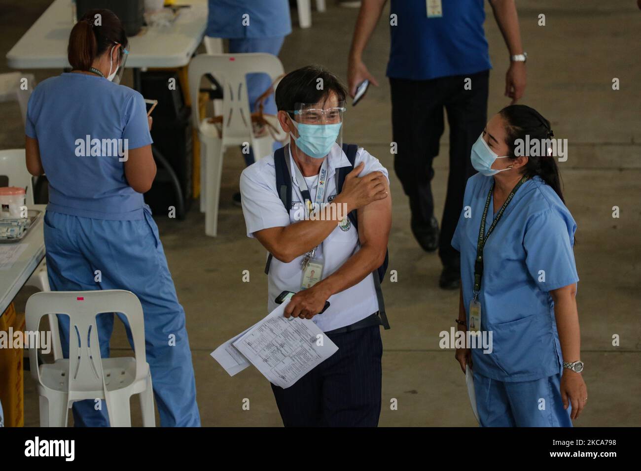 Ein Mitarbeiter des Gesundheitswesens begrüßt einen Kollegen im Krankenhaus, nachdem er während eines feierlichen Impfprogramms, das am 02. März 2021 in einem Sportstadion in Marikina City, östlich von Manila, Philippinen, stattfand, mit dem Sinovac COVID19-Impfstoff geimpft wurde. Nach Angaben des Gesundheitsamtes der Stadt tauchten nur 250 Beschäftigte im Gesundheitswesen auf, um sich mit der chinesischen Marke impfen zu lassen, im Vergleich zu den 1.200, die sich anfänglich für die Erwartung von Pfizer- oder AstraZeneca-Impfstoffen von der Weltgesundheitsorganisation einstellten. (Foto von George Calvelo/NurPhoto) Stockfoto