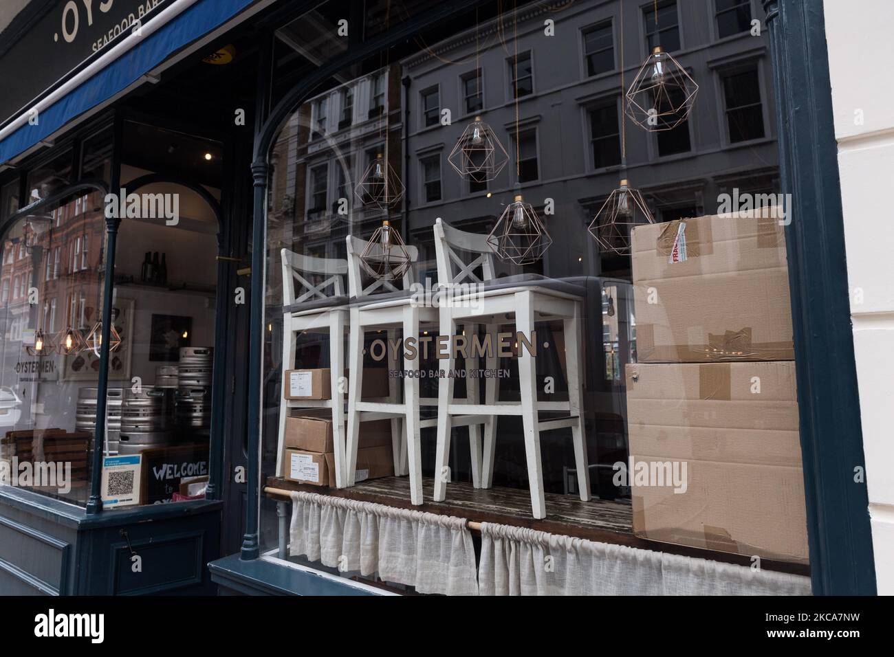 LONDON, VEREINIGTES KÖNIGREICH - 02. MÄRZ 2021: Fässer, Kisten und Stühle werden am 02. März 2021 in London, England, gegen ein Fenster eines Austernrestaurants im Zentrum Londons gestapelt, da England noch unter der dritten Sperre steht, um die Zahl der Covid-19-Infektionen zu reduzieren. Kanzler Rishi Sunak wird morgen seine Steuer- und Ausgabenpläne für den Haushaltsplan 2021 bekannt geben, wobei der Schwerpunkt auf Maßnahmen zur Unterstützung der wirtschaftlichen Erholung des Vereinigten Königreichs nach dem durch die Coronavirus-Pandemie verursachten Einbruch liegt, einschließlich eines Programms in Höhe von 5bn £für Geschäfte in der High Street und im Gastgewerbe sowie £408m für Museen, Theater und Galerien. (P Stockfoto