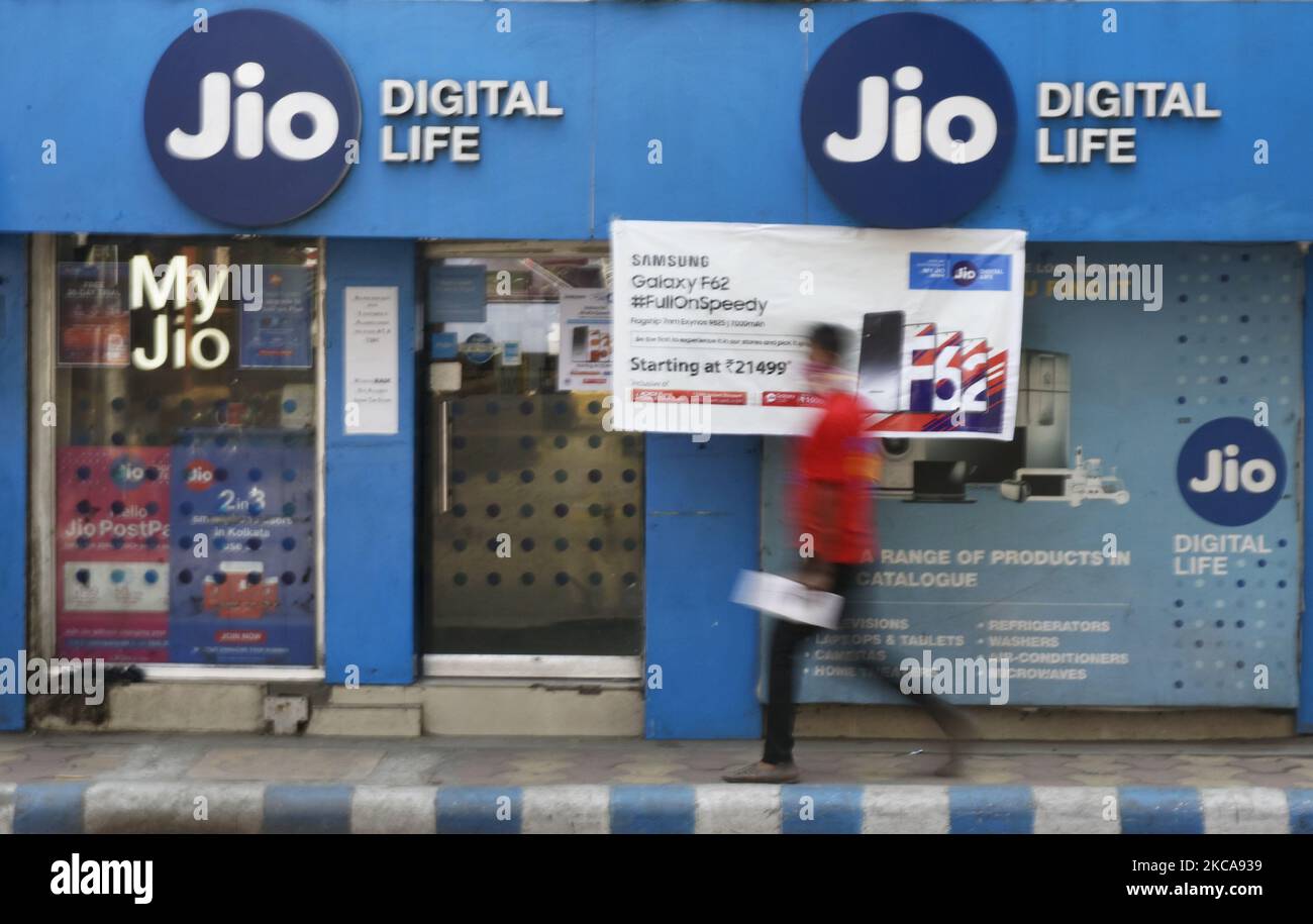 Ein Mann geht an einem Reliance Jio-Laden in Kalkutta, Indien, vorbei, 03. März 2021. Reliance Jio Infocomm, das Telekommunikationsunternehmen, das von dem indischen Milliardär Mukesh Ambani und den Tech-Giganten Facebook und Google unterstützt wird, gewann in einer $10,6-Milliarden-Frequenzauktion im Wert von rund $8 Milliarden US-Dollar, so ein indischer Medienbericht. (Foto von Indranil Aditya/NurPhoto) Stockfoto