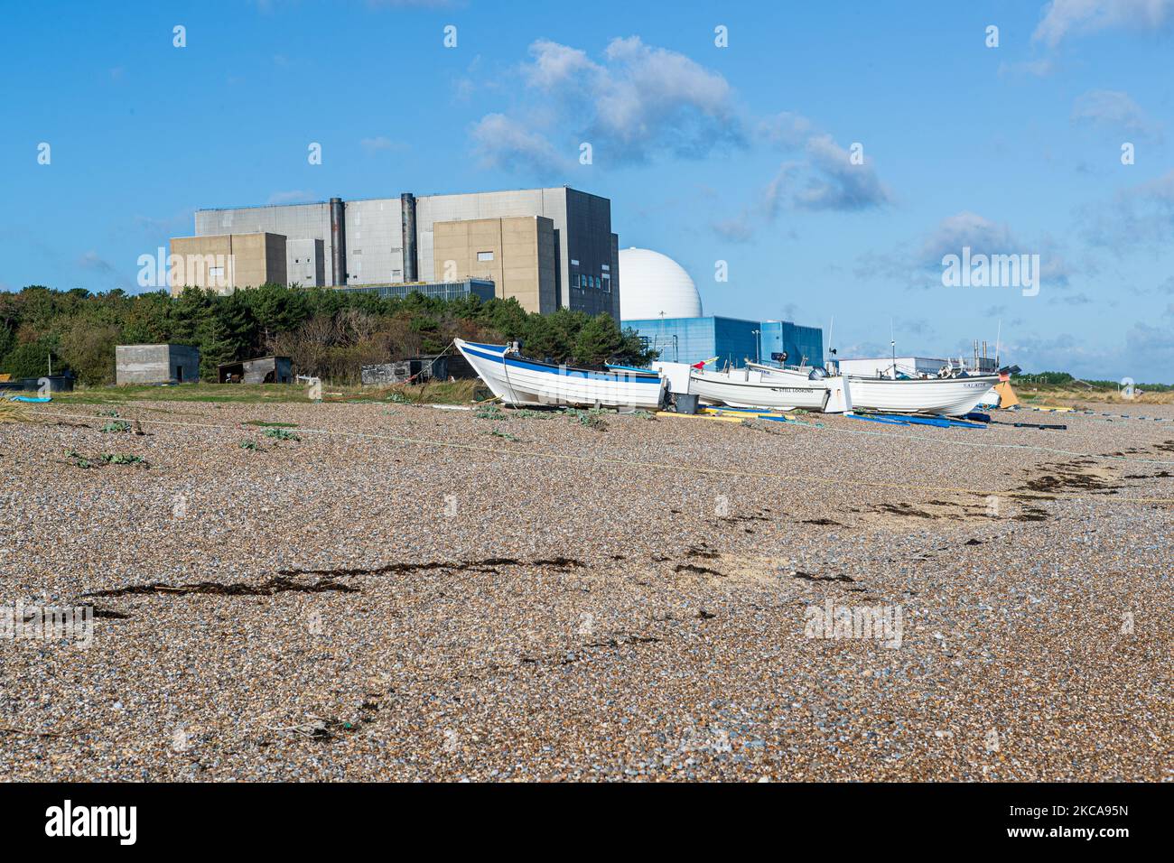 Das Kernkraftwerk Sizewell besteht aus zwei Kernkraftwerken, von denen eines noch in Betrieb ist und sich in der Nähe des kleinen Fischerdorfes Sizewell befindet Stockfoto