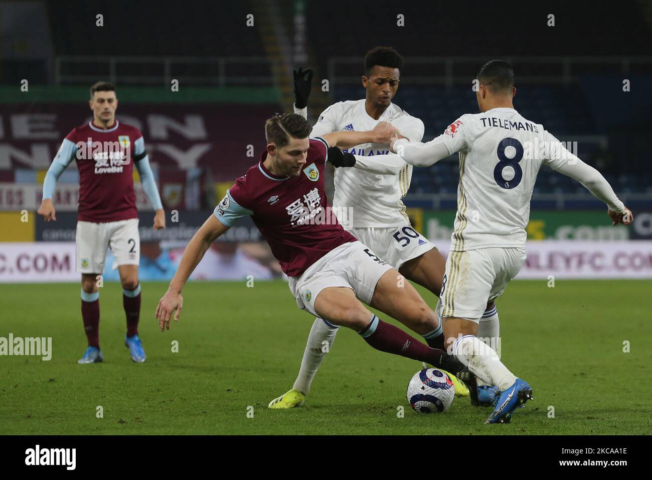 James Tarkowski aus Burnley in Aktion mit Youri Tielemans von Leicester City und Sidnei Tavares während des Premier League-Spiels zwischen Burnley und Leicester City im Turf Moor, Burnley am Mittwoch, 3.. März 2021. (Foto von Mark Fletcher/MI News/NurPhoto) Stockfoto