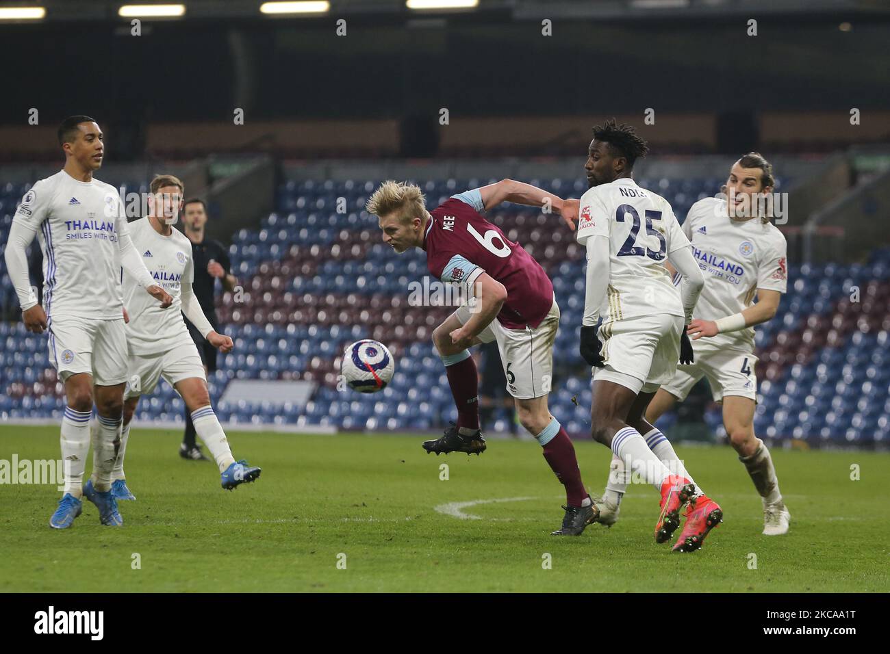 Ben Mee von Burnley in Aktion mit Wilfred Ndidi von Leicester City während des Premier League-Spiels zwischen Burnley und Leicester City im Turf Moor, Burnley am Mittwoch, 3.. März 2021. (Foto von Mark Fletcher/MI News/NurPhoto) Stockfoto