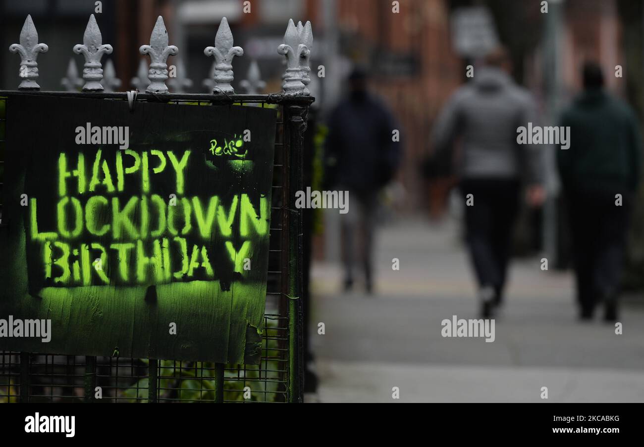 Unterschreiben Sie „Happy Lockdown Birthday“, gesehen in Dublin während der Covid-19-Sperre der Stufe 5. Am Donnerstag, den 4. März 2021, in Dublin, Irland. (Foto von Artur Widak/NurPhoto) Stockfoto