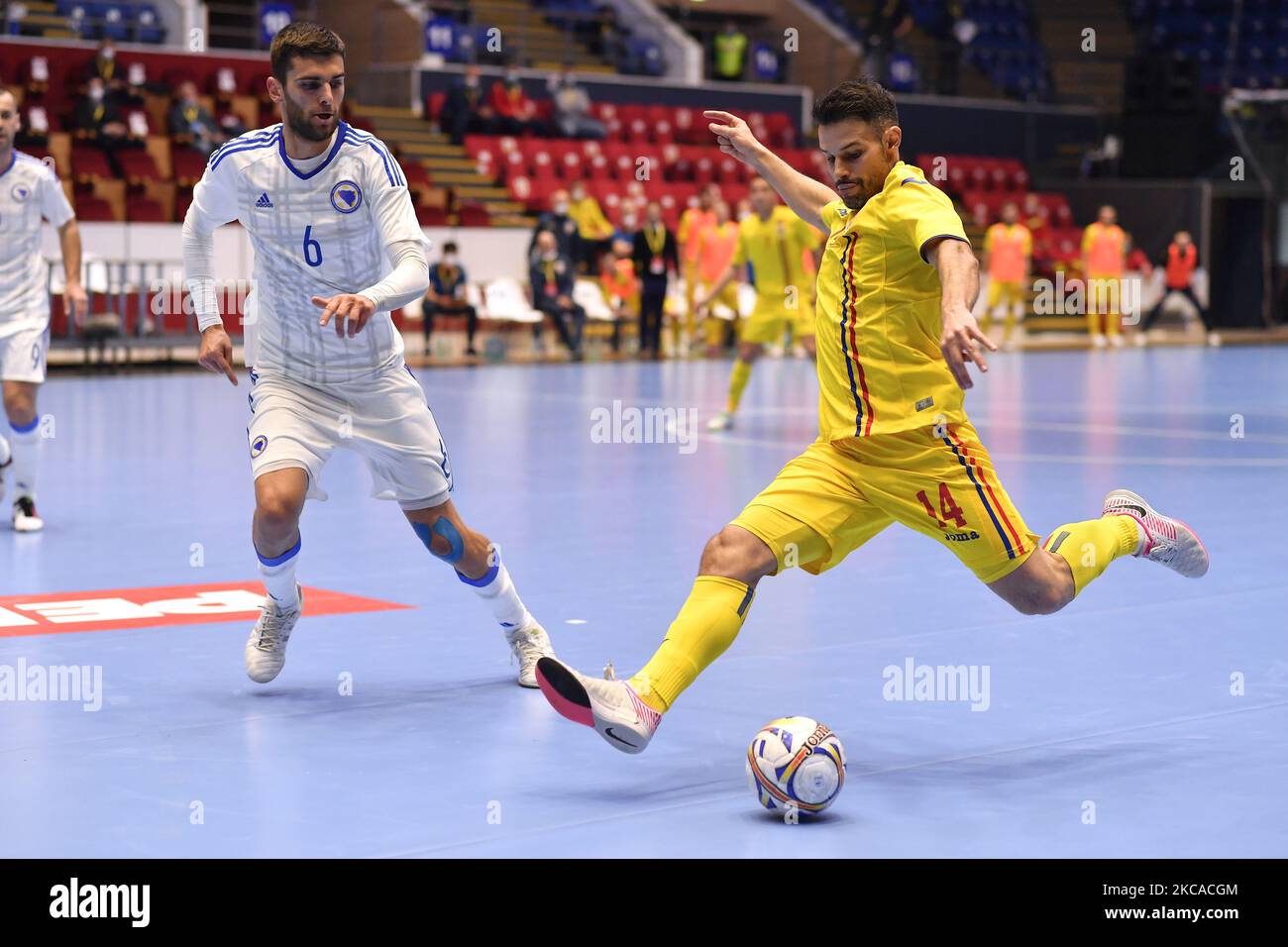 Paulo Ferreira aus Rumänien im Einsatz gegen Srdjan Ivankovic von BIH beim Qualifikationsspiel der Futsal-Europameisterschaft 2022 zwischen Rumänien - Bosnien und Herzegowina am 4. März 2021 in Bukarest, Rumänien. (Foto von Alex Nicodim/NurPhoto) Stockfoto