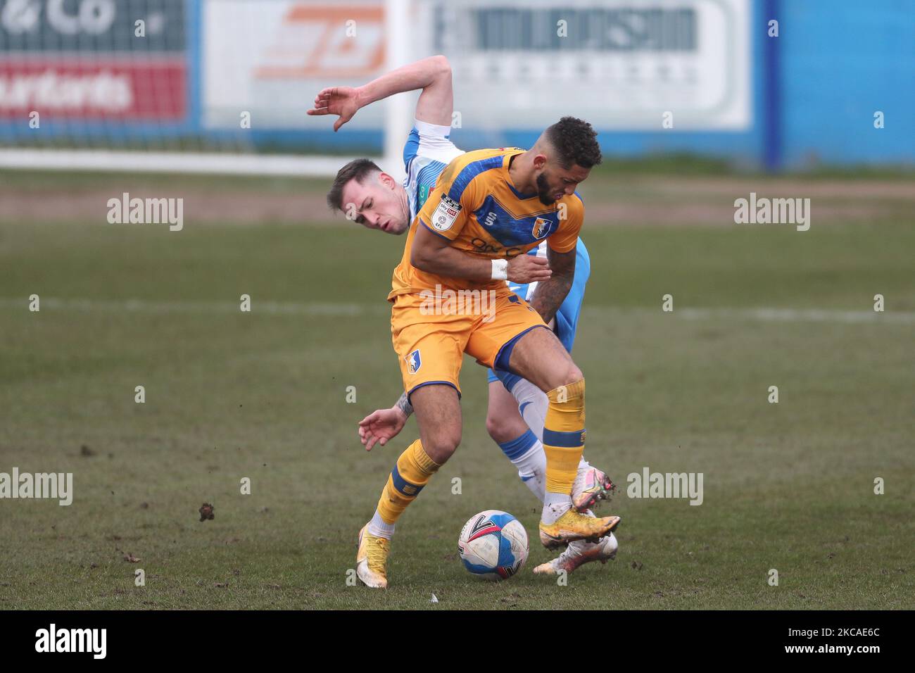 Kellan Gordon von Mansfield Town kämpft gegen Barrow's Josh Kay Kämpfe gegen Barrow's während des Sky Bet League 2 Spiels zwischen Barrow und Mansfield Town in der Holker Street, Barrow-in-Furness am Samstag, 6.. März 2021. (Foto von Mark Fletcher/MI News/NurPhoto) Stockfoto