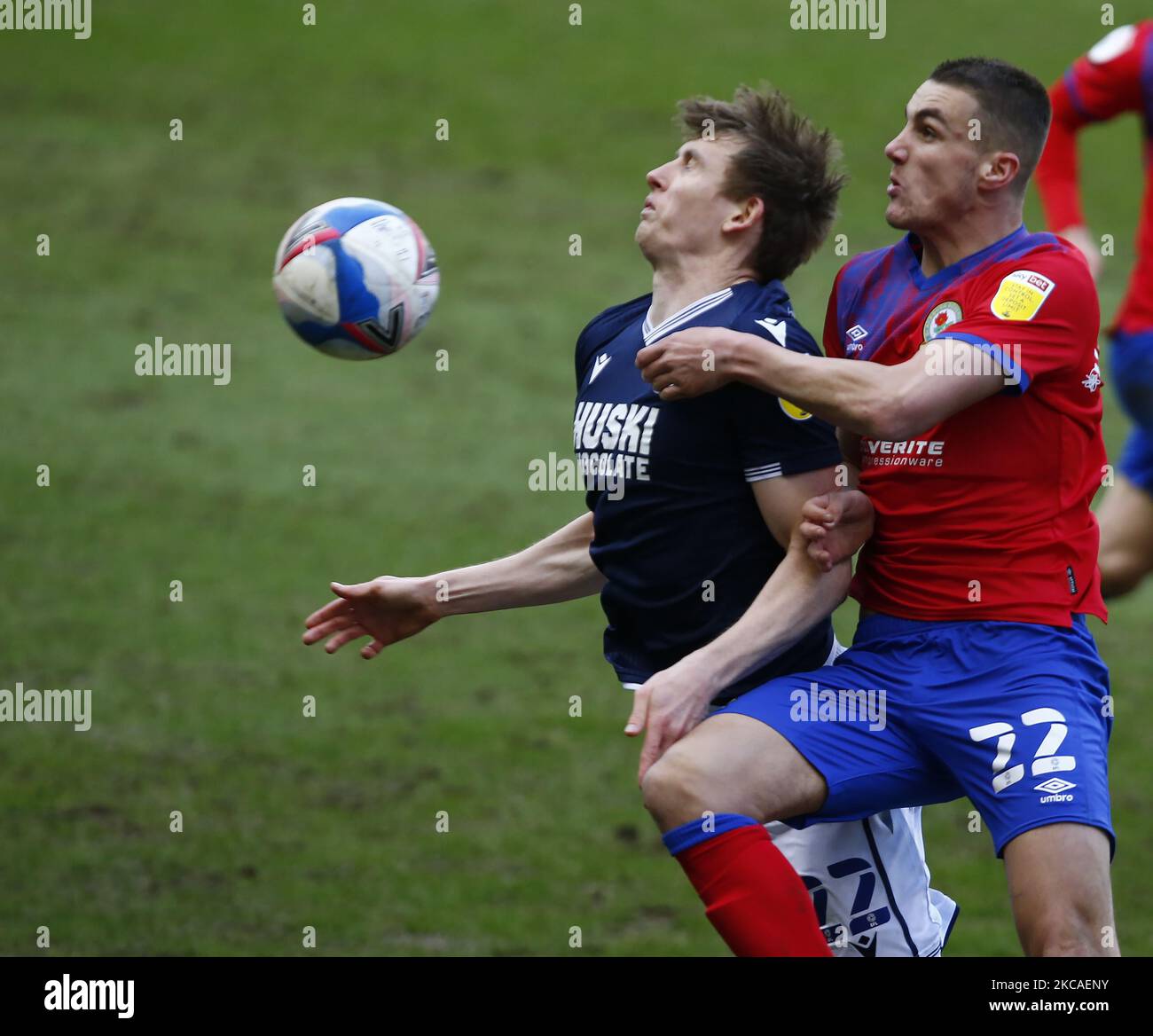 L-R Jon Dadi Bodvarsson von Millwall und Blackburn Rovers' Taylor Harwood-Bellis (Leihgabe von Manchester City) während der Sky Bet Championship zwischen Millwall und Blackburn Rovers am 06.. März 2021 im Den Stadium, London (Foto by Action Foto Sport/NurPhoto) Stockfoto