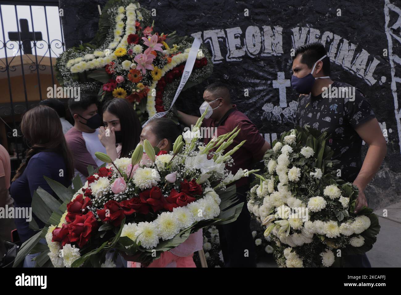 Verwandte einer verstorbenen Person in Mexiko-Stadt brachten Blumen zur Beerdigung ihres geliebten Menschen auf einen Nachbarschaftsfriedhof in der Gegend von Coyoacán während des Gesundheitsnotfalls COVID-19 und der orangen epidemiologischen Ampel in der Hauptstadt. In einigen Gegenden der Stadt wie Coyoacán, Iztapalapa, Xochimilco, Tláhuac und Milpa Alta sind die Nutzungen und Bräuche tief verwurzelt. (Foto von Gerardo Vieyra/NurPhoto) Stockfoto