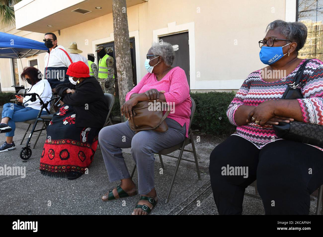 Die Menschen warten darauf, am 7. März 2021 in Orlando, Florida, eine Dosis des Pfizer COVID-19-Impfstoffs in der Shiloh Baptist Church zu erhalten. Die eintägige Kontaktaufnahme mit der schwarzen Gemeinde in der Nachbarschaft von Parramore hoffte, den Anwohnern 600 Impfstoffe zu verabreichen. (Foto von Paul Hennessy/NurPhoto) Stockfoto