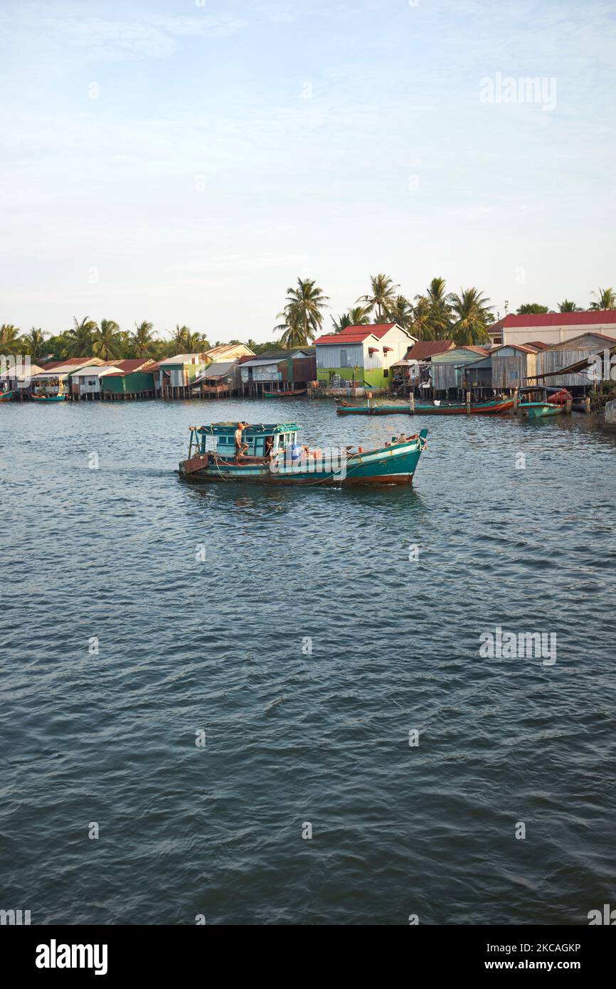 Fischerboote verlassen die Stadt in der Abenddämmerung, um in Kampot Kambodscha nachts angeln zu gehen Stockfoto