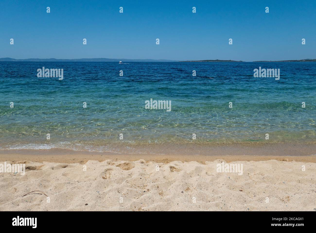 Die Strand von Aretes in Toroni in Chalkidiki. Der Strand mit dem goldenen Sand und dem kristallklaren smaragdgrünen Wasser, typisch für die Ägäis und das Mittelmeer, besteht aus 3 verschiedenen Buchten. Die Küste, die von felsigen Hügeln umgeben ist, ist ein versteckter Schatz für Einheimische und Touristen ohne die überfüllten Sommerszenen mit den Strandbars. Chalkidiki ist ein beliebtes Urlaubsziel, berühmt für die besten Strände des Landes, die man mit dem Auto erreichen kann, in der Nähe der Stadt Thessaloniki. Griechenland drängt auf einen COVID-Impfpass, damit das Land während des saisonalen Tourismus Touristen aufnehmen kann Stockfoto