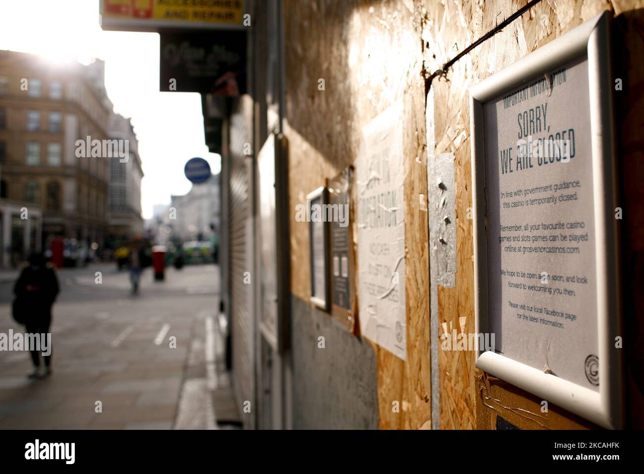 Ein Schild informiert die Kunden über die vorübergehende Schließung eines vernagelten Casinos in der Coventry Street neben dem Leicester Square in London, England, am 8. März 2021. Heute war die erste Phase der Lockerung des Coronavirus in ganz England, mit der Wiedereröffnung der Schulen und einer Lockerung einiger Grenzen für den sozialen Kontakt. Geschäfte, Bars, Restaurants und andere Gaststätten, die nicht unbedingt notwendig sind, bleiben jedoch geschlossen und werden nach dem aktuellen Zeitplan erst im nächsten Monat wieder eröffnet. (Foto von David Cliff/NurPhoto) Stockfoto