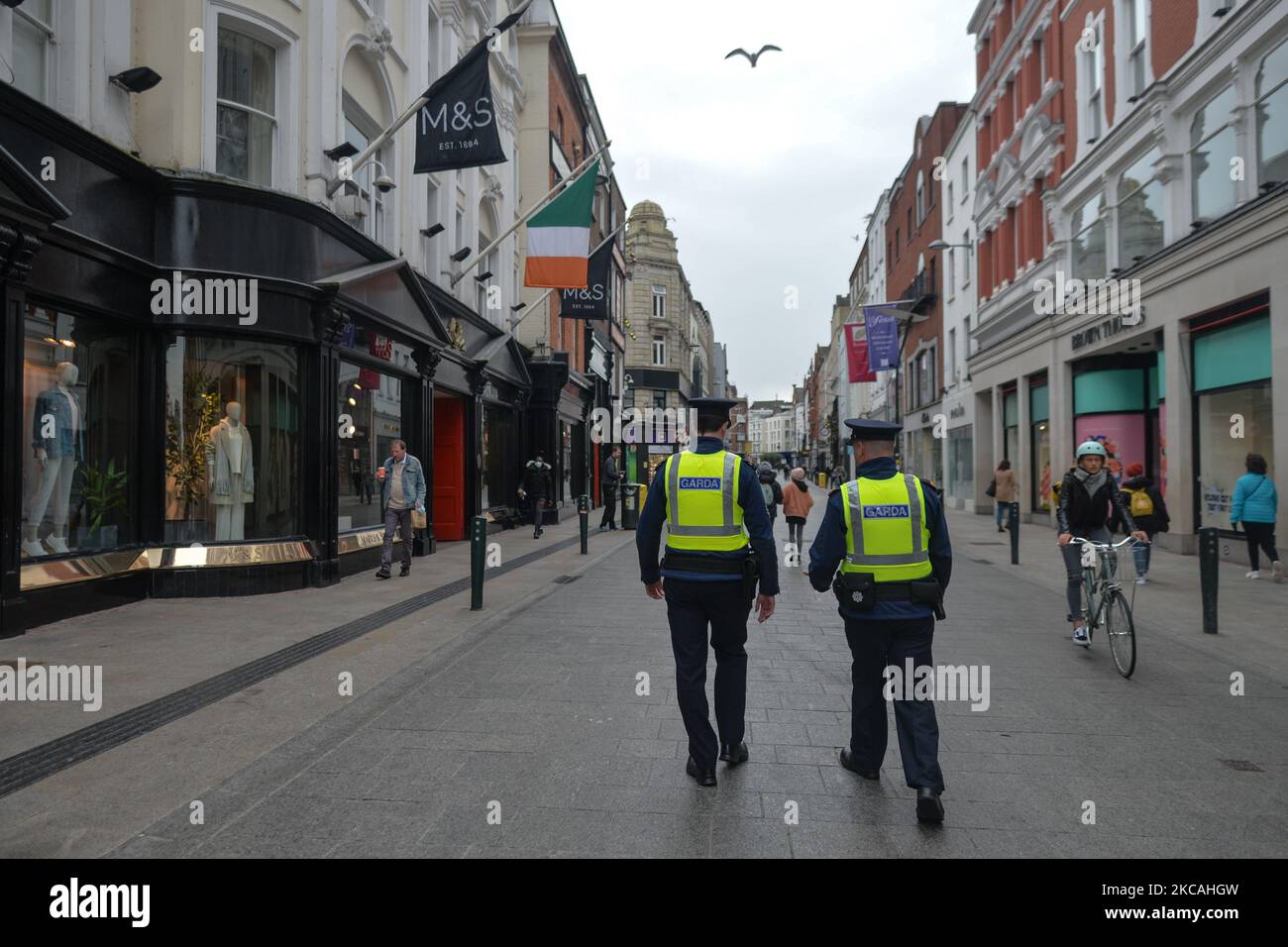 Mitglieder der Garda Siochana (irische Polizei) patrouillieren während der Covid-19-Sperre auf der Grafton Street im Stadtzentrum von Dublin auf Level 5. Am Montag, den 8. März 2021, in Dublin, Irland. (Foto von Artur Widak/NurPhoto) Stockfoto