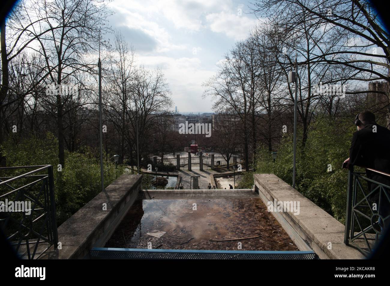 Der öffentliche Garten von Belleville, im 20. Arrondissement der französischen Hauptstadt, an einem sonnigen Nachmittag während der Pandemie, in Paris, am 9. März 2021. (Foto von Andrea Savorani Neri/NurPhoto) Stockfoto