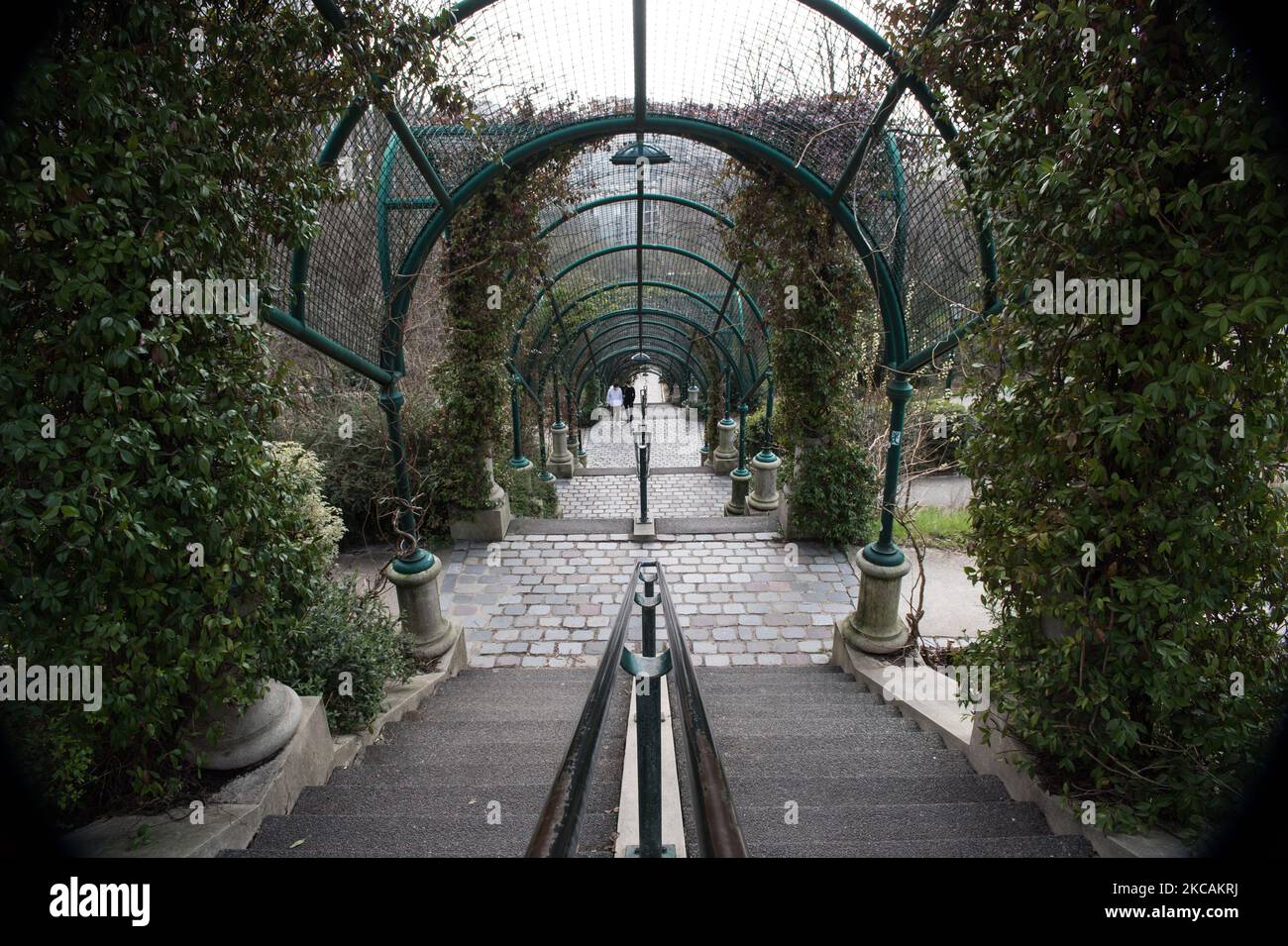 Der öffentliche Garten von Belleville, im 20. Arrondissement der französischen Hauptstadt, an einem sonnigen Nachmittag während der Pandemie, in Paris, am 9. März 2021. (Foto von Andrea Savorani Neri/NurPhoto) Stockfoto