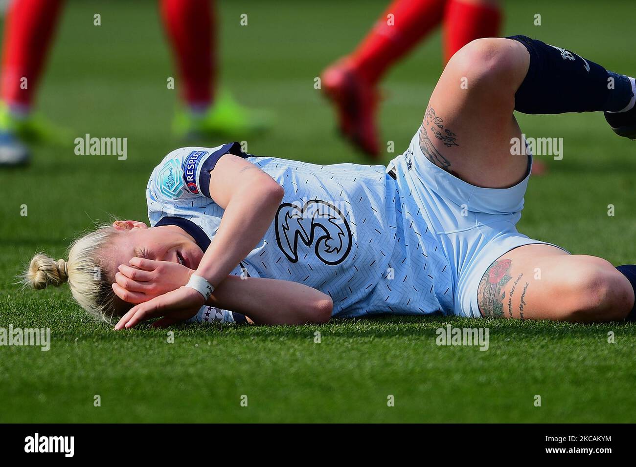 Bethany England (England) des FC Chelsea liegt während des Spiels der UEFA Champions League der Frauen 16 zwischen Atletico Madrid und den Frauen des FC Chelsea im Stadio Brianteo am 10. März 2021 in Monza, Italien, verletzt auf dem Spielfeld. (Foto von Jose Breton/Pics Action/NurPhoto) Stockfoto