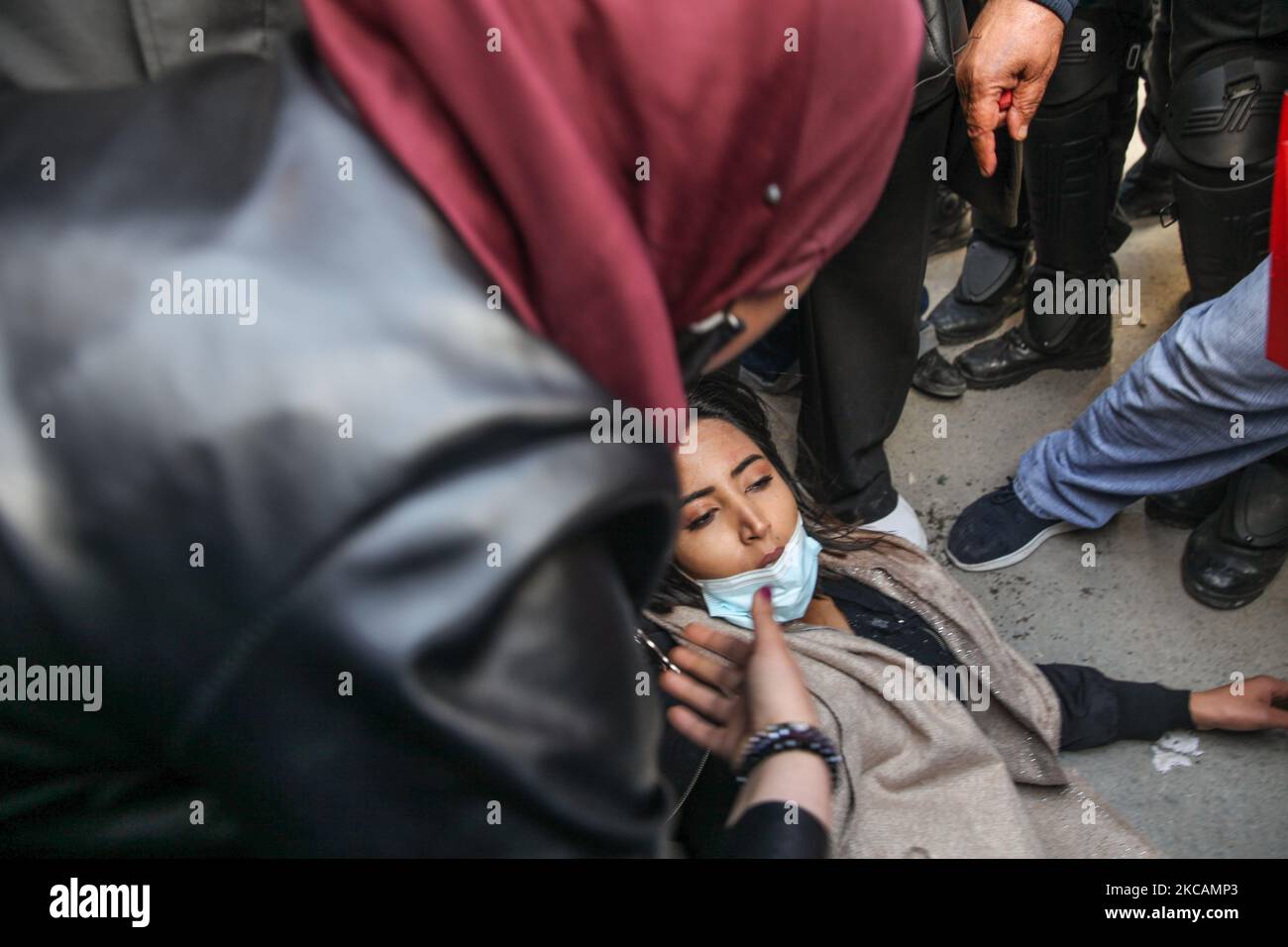 Eine Protesterin liegt am Boden, nachdem sie mit Sicherheitskräften zusammengerutscht hat, während einer Demonstration vor dem Hauptquartier der tunesischen Zweigstelle der Internationalen Union für muslimische Gelehrte (IUMS) in der Hauptstadt Tunis, Tunesien, am 10. März 2021, Aus Protest gegen den Präsidenten der Freien Destourien Partei (PDL), Abir Moussi und ihre Anhänger, die vor dem Hauptquartier der IUL ein Sit-in abhalten, um ihre Auflösung zu fordern. (Foto von Chedly Ben Ibrahim/NurPhoto) Stockfoto