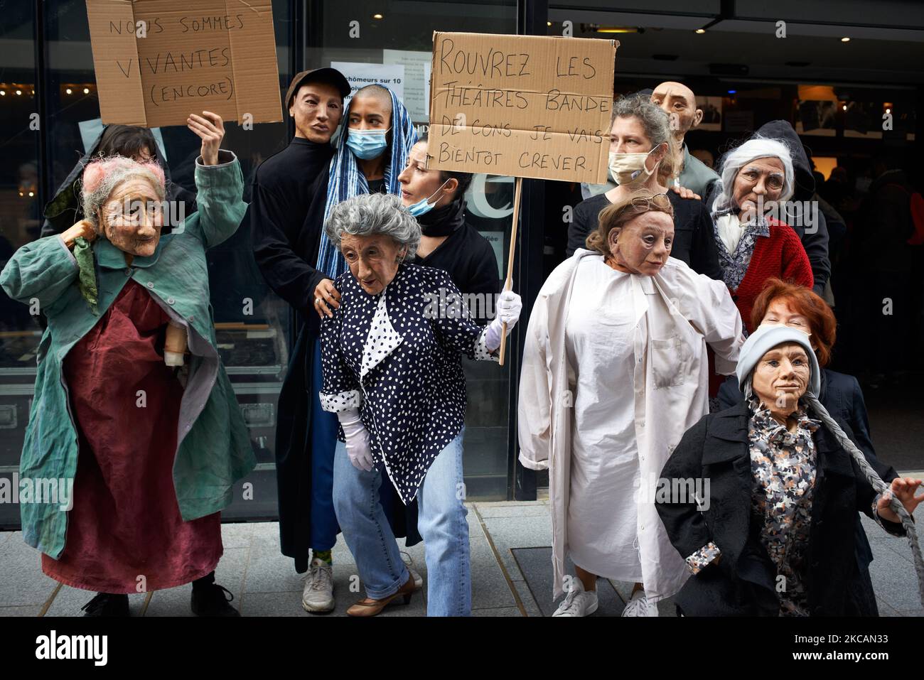 Puppenspieler vor dem Haupteingang des 'Theatre de la Cite'. Auf den Plakaten stand: 'Wir leben noch immer' (links) und 'Tötchen, Arschlöcher, ich werde bald sterben'. Kulturschaffende (Schauspieler, Live-Künstler, Musiker, Techniker usw.) und Aktivisten besetzen das Nationaltheater von Toulouse, das „Theatre de la Cite“ genannt wird, um gegen die Schließung aller Theater, Kinos, Konzertsäle usw. durch die französische Regierung aufgrund der Covid-19-Pandemie seit einem Jahr zu protestieren. Sie planen, das Theater so lange wie nötig zu besetzen, wie es in anderen Theatern in Frankreich wie Rennes, Pau, Straßburg, Paris (die Stockfoto