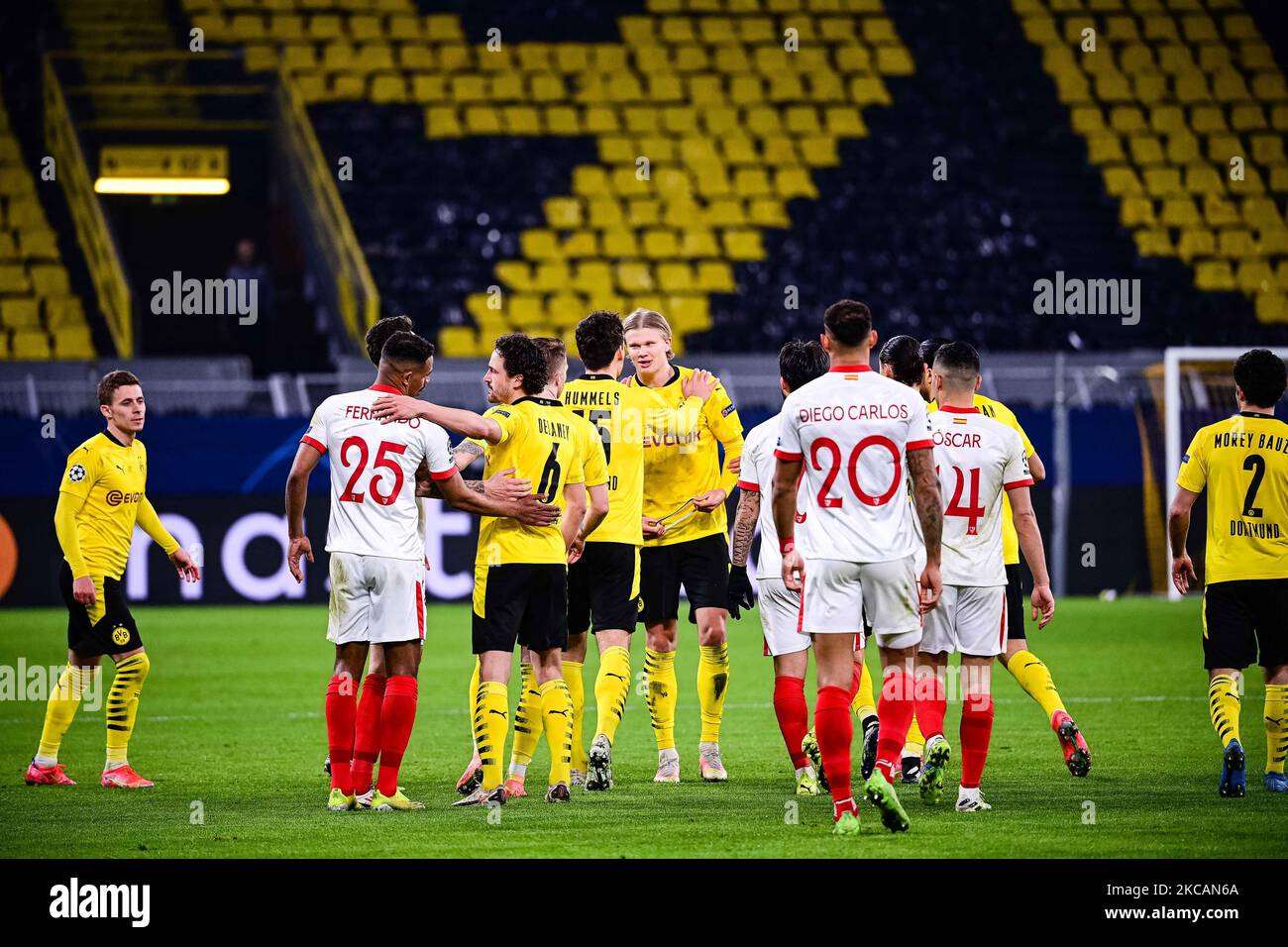 Tor von Erling Haaland ( Dortmund ) 2:0 während des UEFA Champions League-Spiels von 16 zwischen Borussia Dortmund und dem FC Sevilla im Signal Iduna Park in Dortmund. (Foto von DAX Images/NurPhoto) Stockfoto
